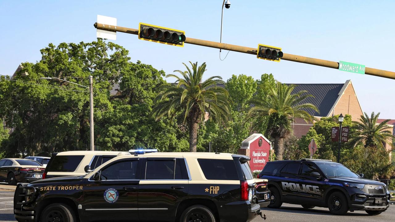 Polisi di lokasi penembakan di Florida State University (FSU) atau Universitas Negeri Florida pada Kamis (1/4/2025). (AP/Gary McCullough)