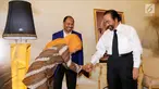 Cagub terpilih Jawa Timur Khofifah Indar Parawansa (kiri) saat diterima Ketua Umum Partai NasDem Surya Paloh di Kantor DPP Nasdem, Jakarta, Senin (9/7). Kedatangan Khofifah dan Emil untuk melaporkan hasil Pilgub Jatim. (Liputan6.com/Fery Pradolo)