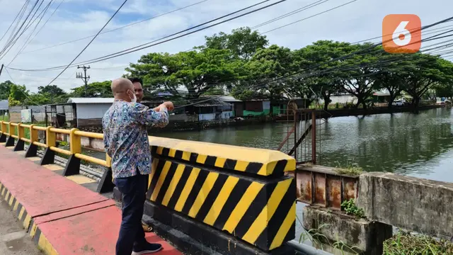 Kepala BBWSPJ, Adnan Rasyid meninjau pengerukan Sungai Balangturungan (Liputan6.com)