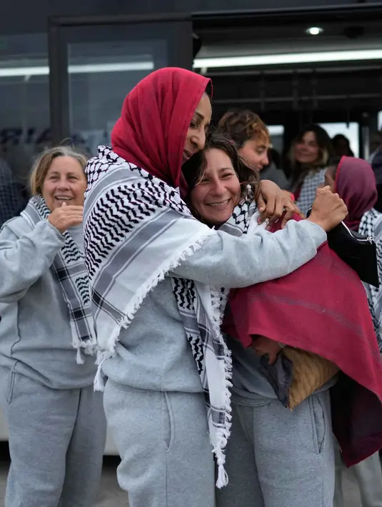 Para aktivis kemanusiaan Global Sumud Flotilla (GSF) saling menghibur saat tiba di Bandara Istanbul, Turki, Kamis 21 Mei 2026. (AP Photo/Emrah Gurel)