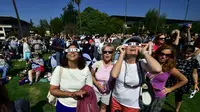 Sejumlah warga menyaksikan gerhana matahari 21 Agustus 2017 di Amerika Serikat (AP)
