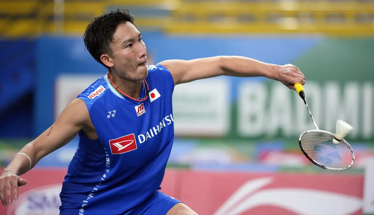 <p>Pemain badminton Jepang Kento Momota bertanding melawan pemain badminton Indonesia Chico Aura Dwi Wardoyo pada pertandingan kualifikasi tunggal putra Badminton Asia Championships 2022 di Muntinlupa, Filipina, Rabu (27/4/2022). (AP Photo/Aaron Favila)</p>