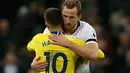Harry Kane memeluk bintang Chelsea Eden Hazard usai memastikan kemenangan pada laga lanjutan Premier League yang berlangsung di stadion Wembley, London, Minggu (25/11). Tottenham menang atas 3-1. (AFP/Ian Kington)