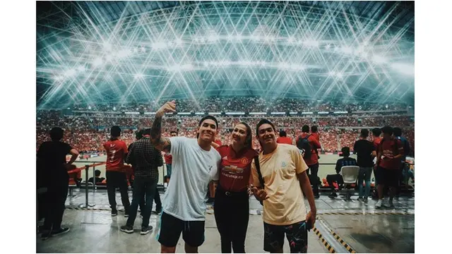 Dapat Tanda Tangan CR7, Begini 7 Momen Seru Adipati Dolken Saat Nonton ICCSG di Singapura