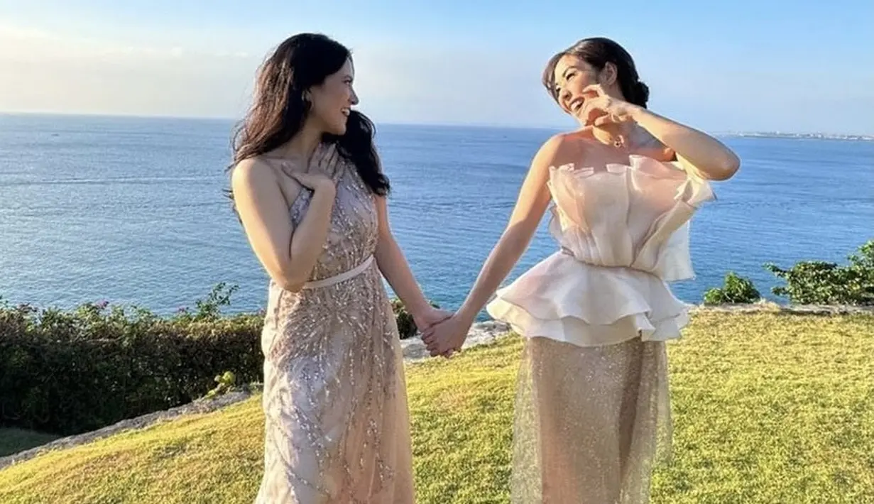 Gisella dan Marsha Aruan pun tampil kompak mengenakan dress pink dari desainer yang sama, Touch Up Atelier. [@gisel_la]