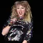 Penyanyi Taylor Swift saat tampil di atas panggung B96 Jingle Bash di Allstate Arena di Rosemont, Illinois (7/12). (Photo by Rob Grabowski/Invision/AP)