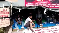 Dari 10 orang yang menggelar mogok makan menolak bandara baru di Yogyakarta, saat ini masih bertahan 5 orang. (Liputan6.com/Fathi Mahmud)