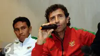 Pelatih Luis Milla Aspas (kanan) menjawab pertanyaan saat memperkenalkan tim kepelatihan Timnas Indonesia di kantor PSSI, Jakarta, Kamis (9/2). Mantan pemain timnas, Bima Sakti menempati posisi sebagai asisten pelatih. (Liputan6.com/Helmi Fithriansyah)