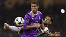 Bintang Real Madrid, Cristiano Ronaldo, berebut bola dengan bek Juventus, Dani Alves, pada laga final Liga Champions di Stadion Stadion Millenium, Cardiff, Sabtu (3/6/2017). Madrid menang 4-1 atas Juventus. (AFP/Javier Soriano)