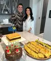 Bersama suaminya, Farah Quinn terlihat open house lebaran untuk menyambut para tamu yang hadir. Terlihat beragam kue khas tanah air disajikan. [@farahquinnofficial]