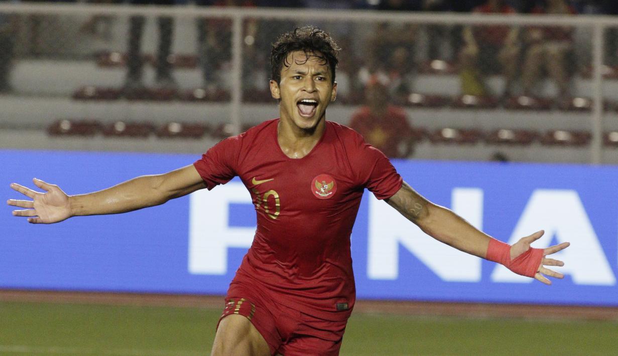 Striker Timnas Indonesia U-22, Osvaldo Haay, merayakan gol yang dicetaknya ke gawang Myanmar U-22 di di Stadion Rizal Memorial, Manila, Sabtu (7/12). Indonesia menang 4-2 atas Myanmar. (Bola.com/M Iqbal Ichsan)