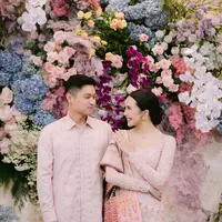 Momen lamaran Rizky Natakusumah dan Beby Tsabina. [Foto: Bridestory]