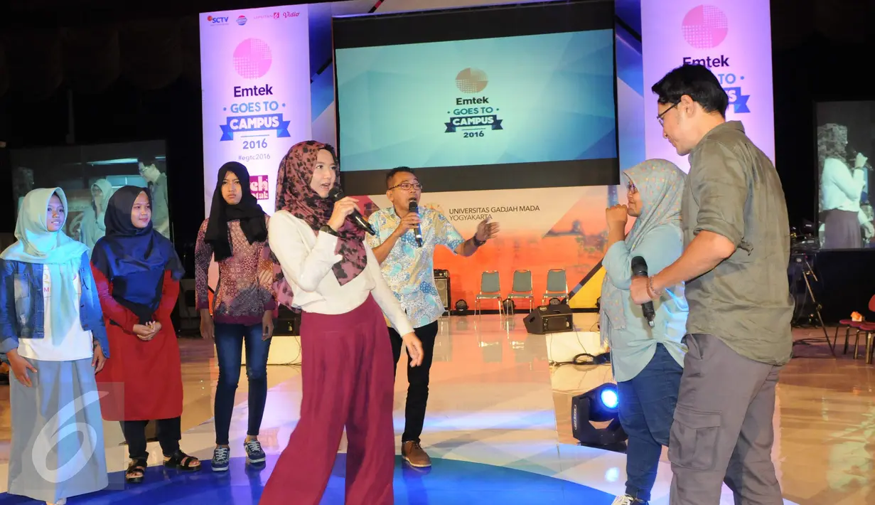 Pemain PPT,  Agus Kuncoro, Jarwo Kwat dan Artta Ivano beradu akting dengan peserta EGTC 2016  di Yogyakarta, Kamis (3/11). EGTC 2016 diramaikan oleh tokoh dan artis untuk memperkenalkan cara berakting di sebuah film. (Liputan6.com/Helmi Affandi)