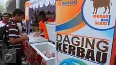 Pengunjung saat memilih daging kerbau pada acara sosialisasi di Kantor Perum Bulog, Jakarta, Jumat (2/9). Pemerintah melalui Bulog memang menargetkan akan mendatangkan 750 ton daging kerbau impor dari India. (Liputan6.com/Angga Yuniar)