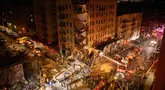 Tim pertolongan pertama bekerja di lokasi gedung apartemen yang runtuh di Bronx, New York, Amerika Serikat, Senin (11/12/2023).  (Foto AP/Yuki Iwamura)