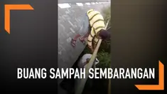 Dua orang didamprat setelah membuang satu karung sampah sembarangan. Sampah dibuang ke bawah jembatan jalanan di Bali.