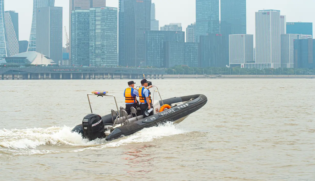 Polisi patroli di Sungai Qiantang menjelang terjadinya gelombang pasang di Hangzhou, Zhejiang, China, 4 Oktober 2020. Gelombang pasang Sungai Qiantang yang terkenal dengan tinggi dan kecepatannya, terjadi bertepatan dengan libur Hari Nasional dan Festival Pertengahan Musim Gugur. (Xinhua/Jiang Han)