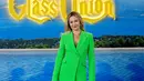 Kate Hudson berpose selama sesi pemotretan untuk pemutaran perdana film "Glass Onion: a knife out misteri" di Madrid, pada 19 Oktober 2022. Ia memadukan penampilannya dengan kalung berlapis emas. (AFP/Javier Soriano)