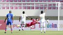 Kiper Persikabo 1973 Syahrul Trisna Fadillah menghalau bola saat melawan Arema FC pada laga Piala Menpora di Stadion Manahan, Solo, Minggu (21/3/2021). Kedua tim bermain imbang 1-1. (Bola.com/M Iqbal Ichsan)