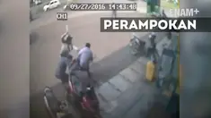 Seorang karyawan sebuah koperasi kredit dirampok saat memasuki kantornya di bekasi, aksi perampokan tersebut terekam di CCTV