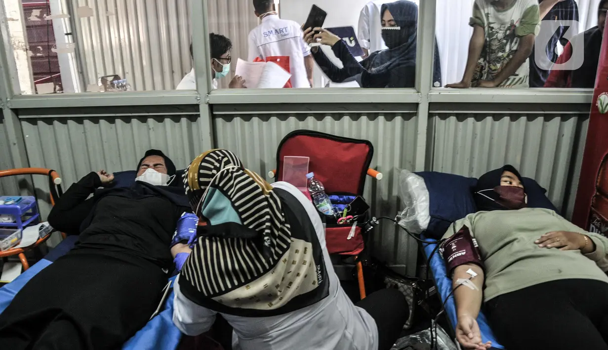 Petugas PMI DKI Jakarta melakukan pengambilan darah saat kegiatan donor darah keliling di Thamrin 10, Jakarta Pusat, Senin (14/3/2022). Berdasarkan laporan, kebutuhan darah PMI DKI Jakarta per hari mencapai 800 kantong darah. (merdeka.com/Iqbal S. Nugroho)