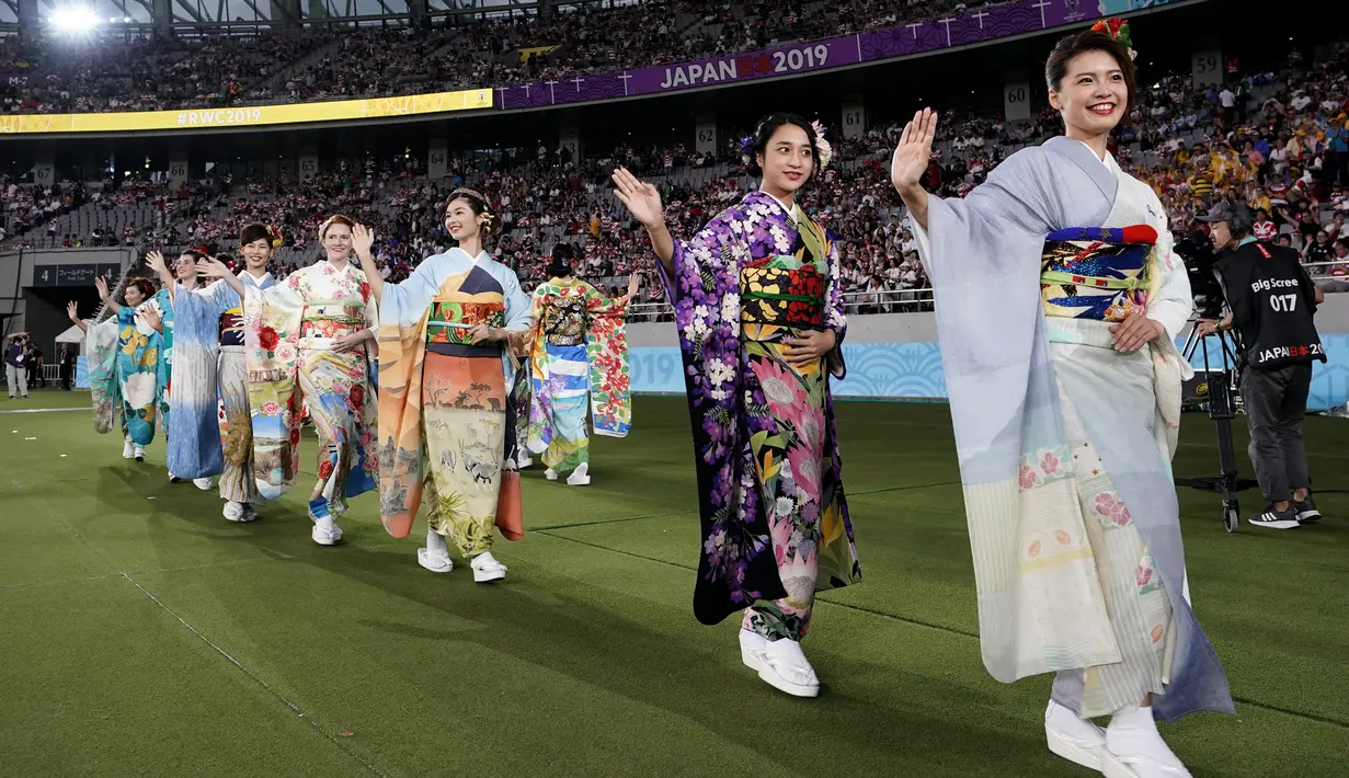 Sejumlah wanita mengenakan kimono tampil selama upacara pembukaan Rugby World Cup Pool 2019 jelang pertandingan antara Rusia dan Jepang di Stadion Tokyo (20/9/2019). Turnamen Rugby ini pertama kalinya diadakan di Asia, dan di luar pusat persatuan rugby tradisional. (AP Photo/Jae Hong)