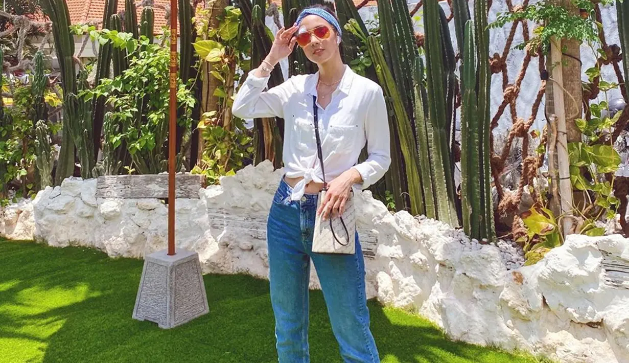Ia juga beberapa kali memadupadankan busana warna putihnya dengan celana denim serta tas kecil dan kacamata. Meski casual, akan tetapi penampilan Nasya Marcella juga terlihat stylish dikenakan. (Liputan6.com/IG/@nasyamarcella)
