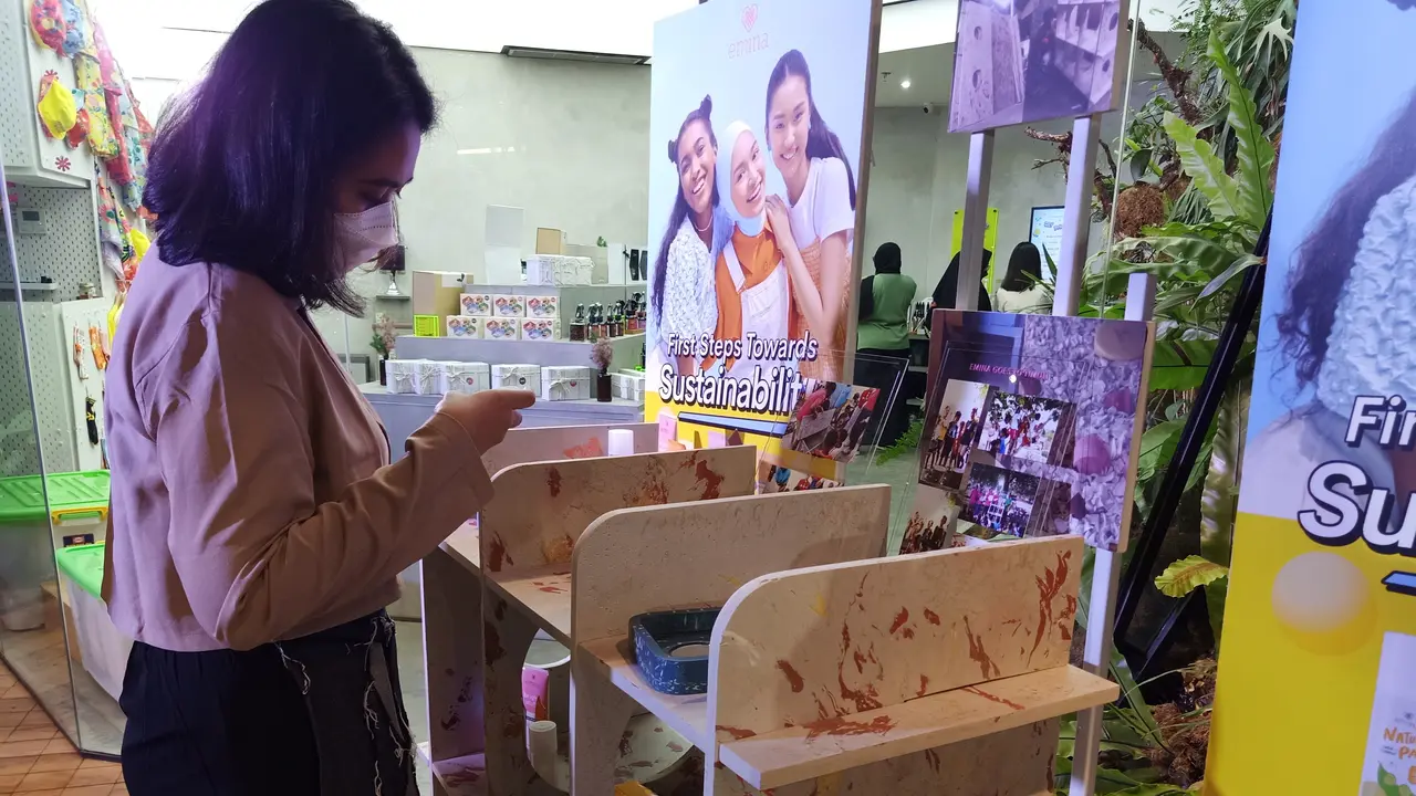 Tantangan Mendaur Ulang Plastik Kemasan Kosmetik Jadi Perabot Fungsional