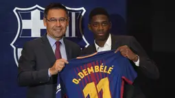 Melakukan beberapa transfer ajaib. Uang senilai 222 juta Euro yang didapat seperti mubazir dengan pembeian beberapa pemain. Pertama adalah pembelian Ousmane Dembele dari Borussia Dortmund pada 2017 dengan nilai transfer 105 juta Euro. (AFP/Lluis Gene)