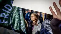 Aktivis iklim Swedia Greta Thunberg (tengah) berbaris bersama aktivis iklim dalam unjuk rasa untuk iklim dan keadilan, di Amsterdam, pada 12 November 2023. (ROBIN UTRECHT / ANP / AFP)