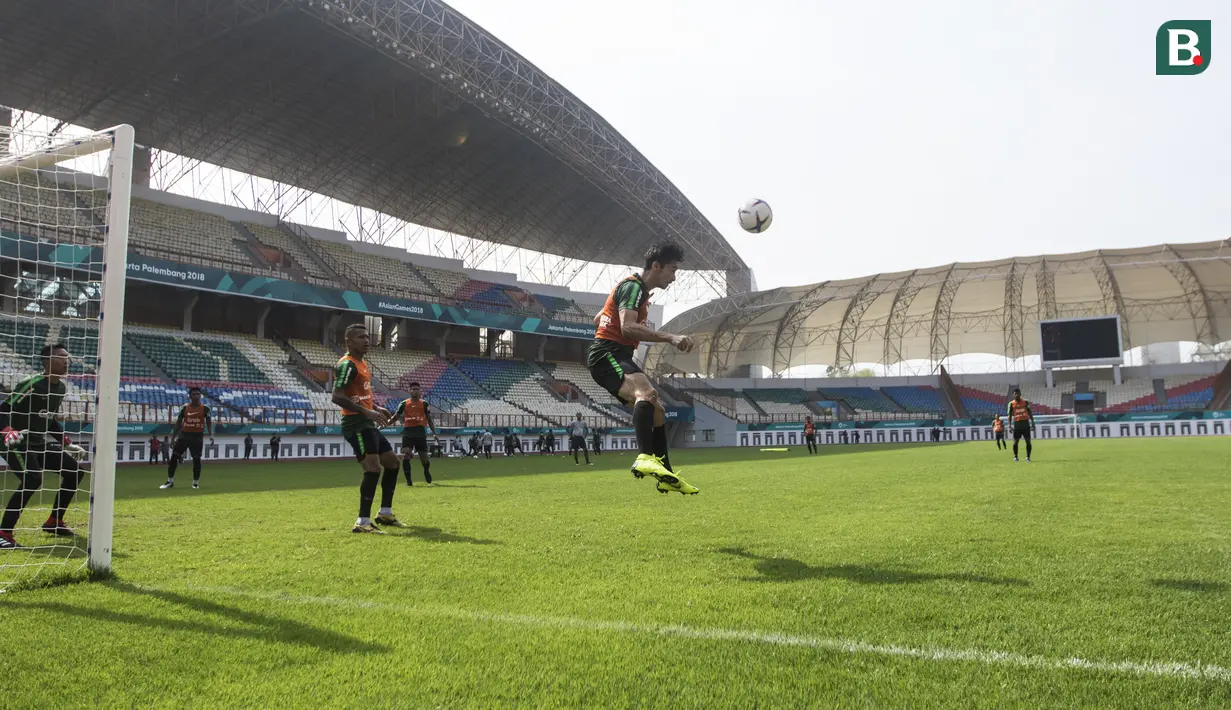 Pemain Timnas Indonesia, Gavin Kwan, menyundul bola saat latihan di Stadion Wibawa Mukti, Jawa Barat, Selasa (6/11). Latihan ini merupakan persiapan jelang Piala AFF 2018. (Bola.com/Vitalis Yogi Trisna)