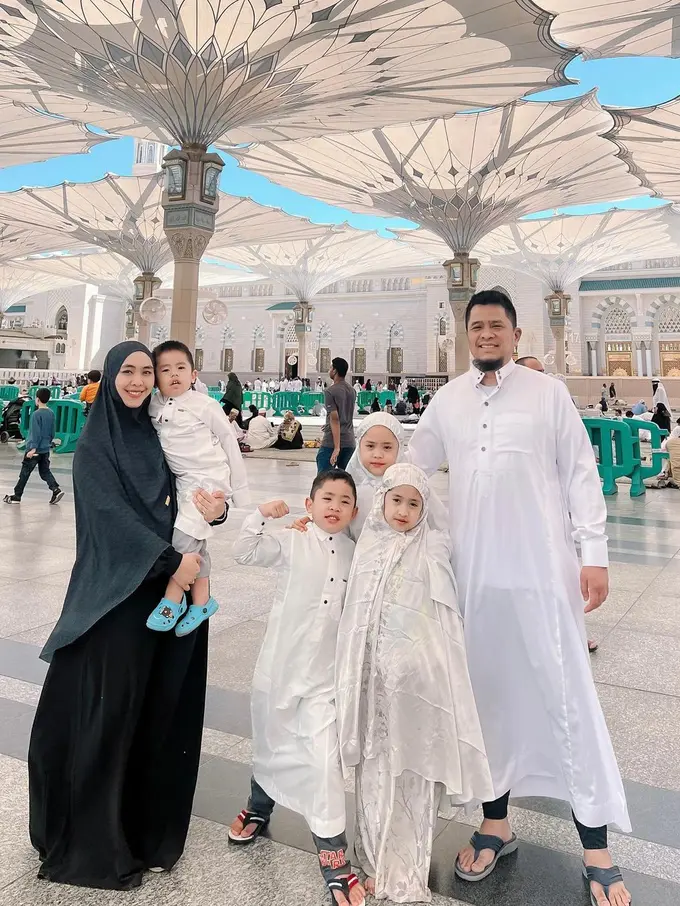 Oki Setiana Dewi umrah bareng keluarga