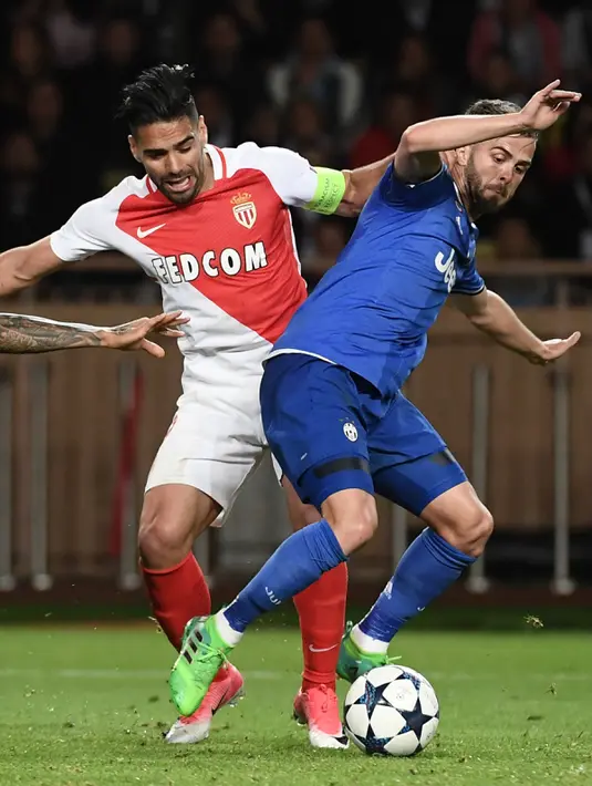 Penyerang AS Monaco, Radamel Falcao berebut bola dengan gelandang Juventus, Miralem Pjanic di leg pertama semifinal Liga Champions di stadion Louis II, Monaco (4/5). Juventus menang atas Monaco dengan skor 2-0. (AFP Photo/Anne-Christine Poujoulat)