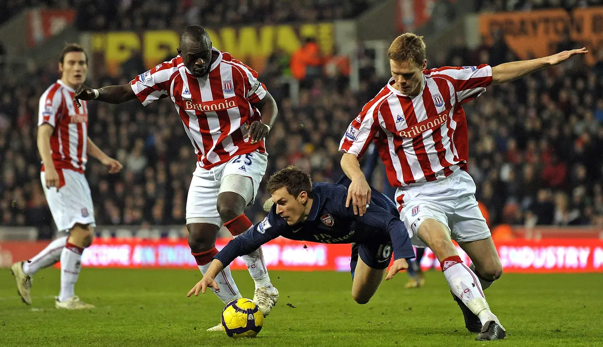 5. Aaron Ramsey (Arsenal) - Cedera patah tulang kaki ganda saat melawan Stoke yang membuatnya harus absen delapan bulan. (AFP/Paul Ellis)
