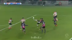 Luuk de Jong mencetak gol fantastis saat PSV Eindhoven hadapi Utrecht. This video is presented by Ballball.