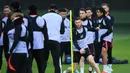 Pemain Liverpool James Milner (tengah kanan) dan rekan satu timnya mengambil bagian dalam sesi latihan tim di Pusat Pelatihan AXA, Liverpool, Inggris, 20 Februari 2023. Liverpool akan menghadapi pertandingan sepak bola leg pertama babak 16 besar Liga Champions UEFA melawan Real Madrid. (Lindsey Parnaby/AFP)