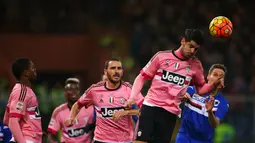 Penyerang Juventus, Alvaro Morata menyundul bola saat bertanding melawan Sampdoria pada pertandinga Liga Serie A Italia di Stadion Luigi Ferraris di Genoa pada 10 Januari 2016. Ini kali keduanya Morata akan berseragam Bianconeri. (AFP/Marco Bertorrello)