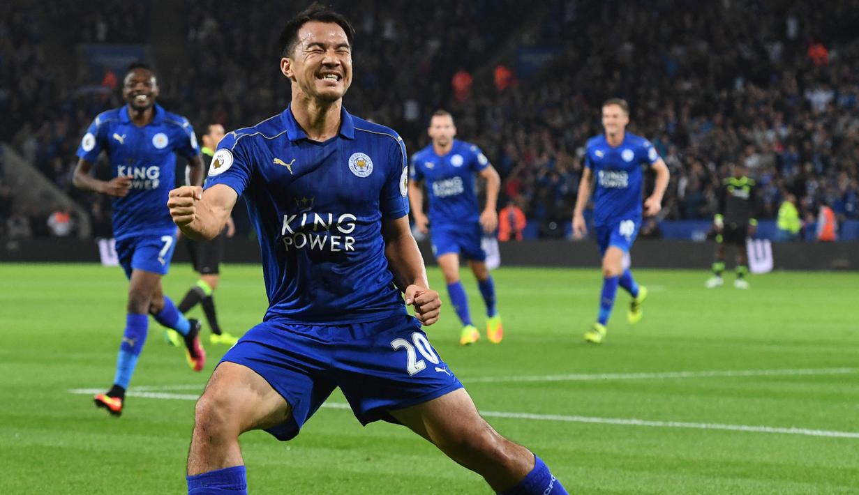 Shinji Okazaki. Striker Jepang berusia 36 tahun yang kini berstatus tanpa klub sejak meninggalkan FC Cartagena sejak akhir musim 2021/2022 ini pernah bermain di 3 liga top Eropa, yaitu Jerman, Inggris dan Spanyol. Di Liga Jerman ia memperkuat 2 klub, yaitu VfB Stuttgart dan Mainz 05 selama 5 musim mulai 2010/2011 hingga 2014/2015 dan total tampil dalam 155 laga dengan torehan 42 gol. Di Liga Inggris ia memperkuat Leicester City selama 4 musim mulai 2015/2016 hingga 2018/2019 dan total tampil dalam 137 laga dengan torehan 19 gol serta mampu meraih gelar juara Liga Inggris di musim debutnya. Di Liga Spanyol ia memperkuat SD Huesca selama 2 musim pada 2019/2020 dan 2020/2021 serta total tampil dalam 64 laga dengan torehan 13 gol. (AFP/Adrian Dennis)