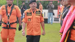 Kepala Kantor Pencarian dan Pertolongan (Basarnas) Gorontalo Djefri DT Mewo bersiap memimpin apel gelar pasukan dan peralatan SAR di halaman Kantor SAR Gorontalo, Senin (27/5/2019). Apel ini memastikan kesiapsiagaan personel dan peralatan SAR untuk pengamanan lebaran. (Liputan6.com/Arfandi Ibrahim)