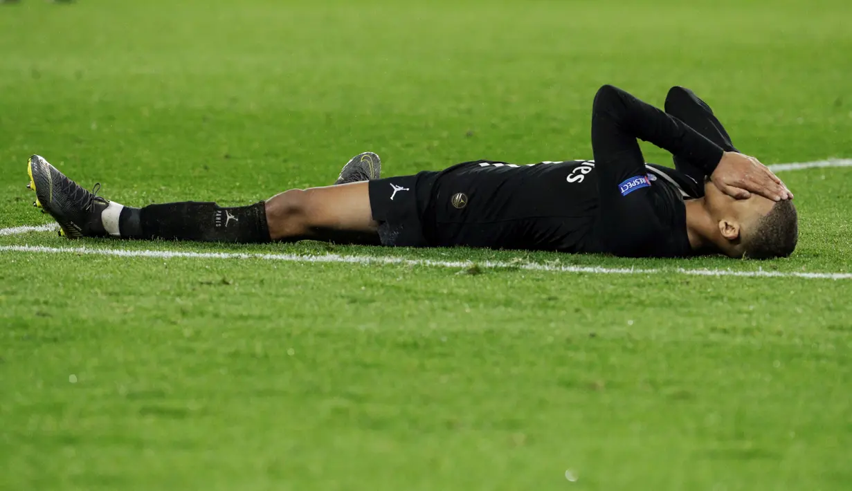 Ekspresi kekecewaan Kylian Mbappe pada leg kedua, babak 16 besar Liga Champions yang berlangsung di Stadion Parc des Princes, Paris, Kamis (7/3). Man United menang 3-1 atas PSG. (AFP/Van Der Hasselt)