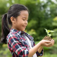 Cinta terhadap lingkungan tidak muncul begitu saja, melainkan perlu dibentuk dan dipupuk sejak usia dini. [Dok/freepik.com/jcomp]