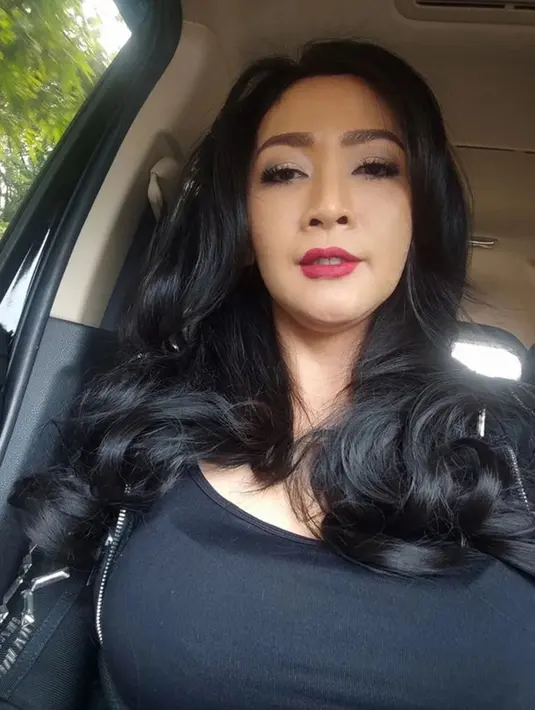 Banyak yang menjuluki Ury sebagai hot mom karena penampilannya yang selalu modis serta makeup flawless. Tak heran jika dulu ia pernah ikut kontes kecantikan di Surabaya. (Liputan6.com/IG/@uryrafaelmind)