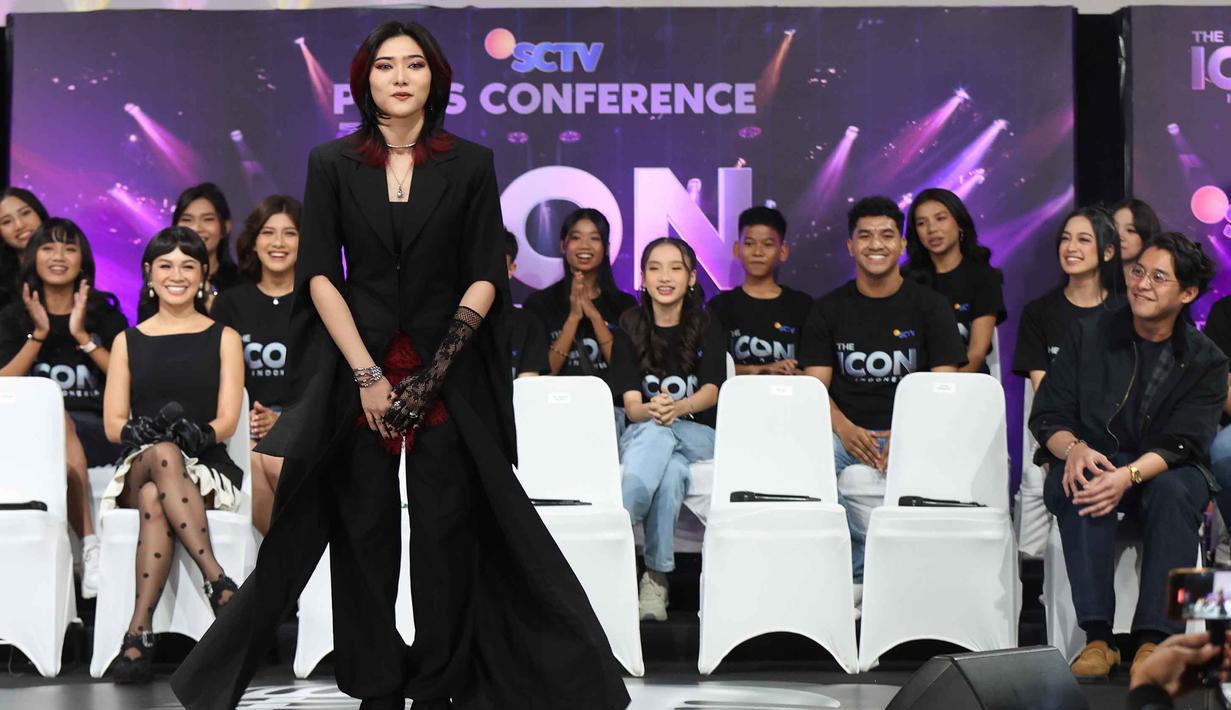 Nama-nama besar seperti Ahmad Dhani, Titi DJ, hingga Afgan dipastikan akan memberikan standar penilaian tinggi bagi para kontestan The Icon Indonesia. Tampak dalam foto, salah satu juri The Icon Indonesia, Isyana Sarasvati (berdiri), saat peluncuran ajang pencarian bakat The Icon Indonesia di SCTV Tower, Jakarta, Senin (6/4/2026). (Kapanlagi/Budy Santoso)