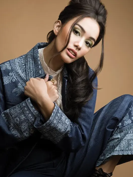 Aura kecantikan aktris cantik FTV ini semakin terpancarkan saat tampil dengan full makeup dan busana warna biru tua seperti ini. Gaya posenya memang mencerminkan ia sebagai model papan atas Tanah Air. Foto ini banjir pujian netizen yang menyebutnya cantik. (Liputan6.com/IG/@demarellementari)