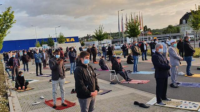 Pakai Lapangan Parkir, 700 Orang di Jerman Salat Id Berjamaah Sambil Social Distancing
