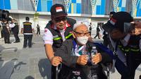 Jemaah haji Indonesia kelompok terbang (kloter) pertama terus berdatangan di Bandara Amir Mohammed bin Abdul Aziz (AMAA) Madinah, Rabu (24/5/2023). (Foto:Liputan6/Nafiysul Qodar)
