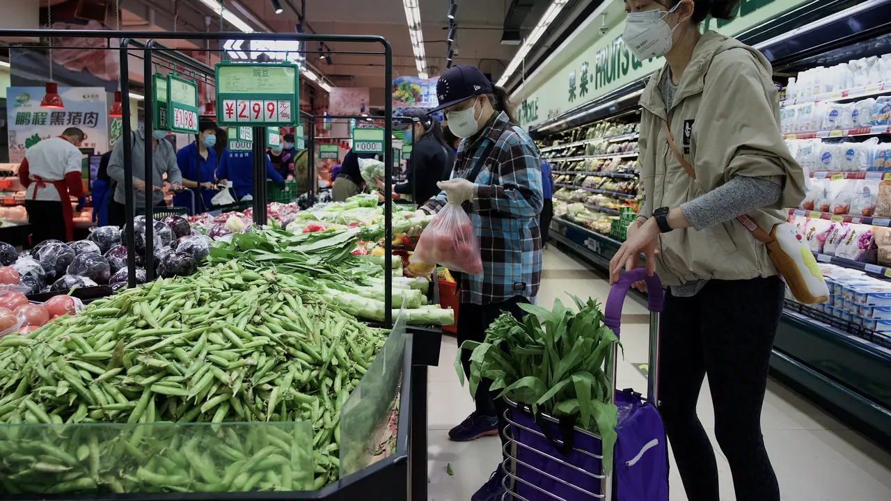 Khawatir Lockdown COVID-19, Warga Beijing Serbu Supermarket