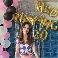 Penampilan Mayang di usia 20 tahun semakin terlihat dewasa dengan wajah yang semakin paripurna dipoles makeup natural. Dan rambut panjang kecokelatan belah tengahnya. Credit:  (@mayaang.lucyaana)