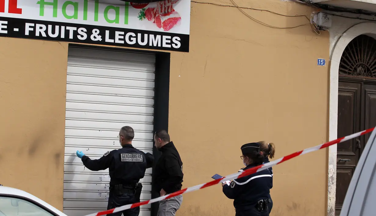 Polisi melakukan penyelidikan di sebuah toko daging halal yang diberondong peluru di Propriano, di pulau Corsica, Prancis, Rabu (3/2). Tembakan membuat kaca dan jendela toko milik warga muslim itu mengalami kerusakan. (PASCAL POCHARD-CASABIANCA/AFP)
