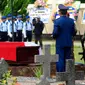 Sejumlah prajurit TNI AU mengikutu upacara pemakaman jenazah Pilot Mayor Pnb Ifi Safatilah di Taman Makam pahlawan Kusuma Negara, Yogyakarta, (11/2). Pesawat Super Tucano merupakan pesawat latih milik TNI AU. (Boy Harjanto)